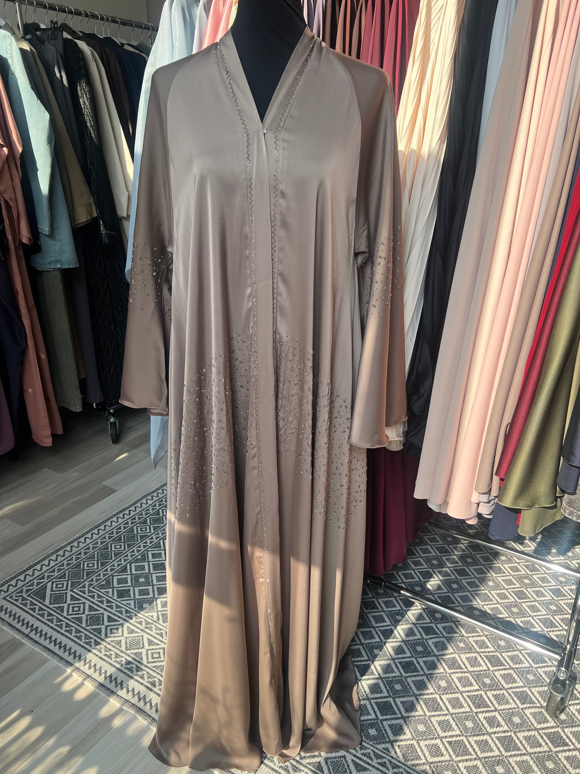 Sheylin Abaya Naima taupe mit Kimono Schnitt