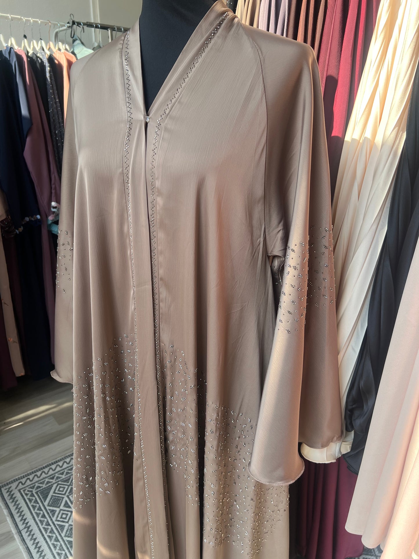 Abaya aus Dubai taupe mit Strassverzierung