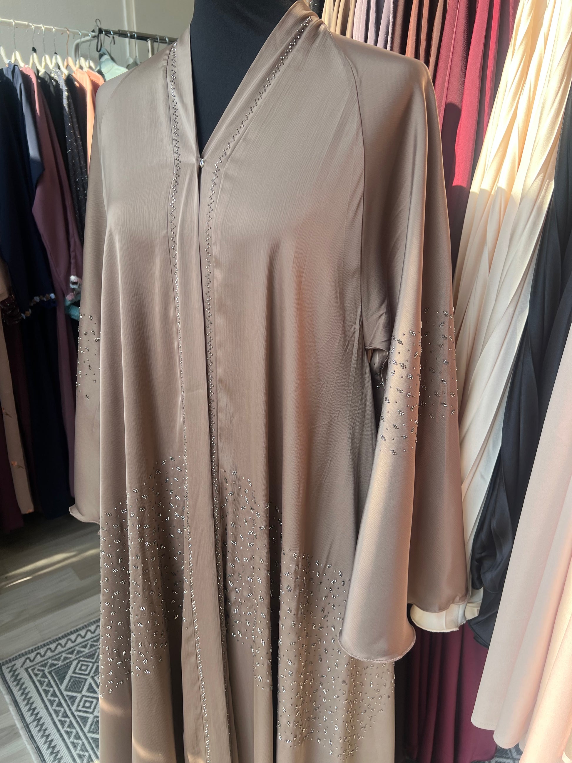 Abaya aus Dubai taupe mit Strassverzierung