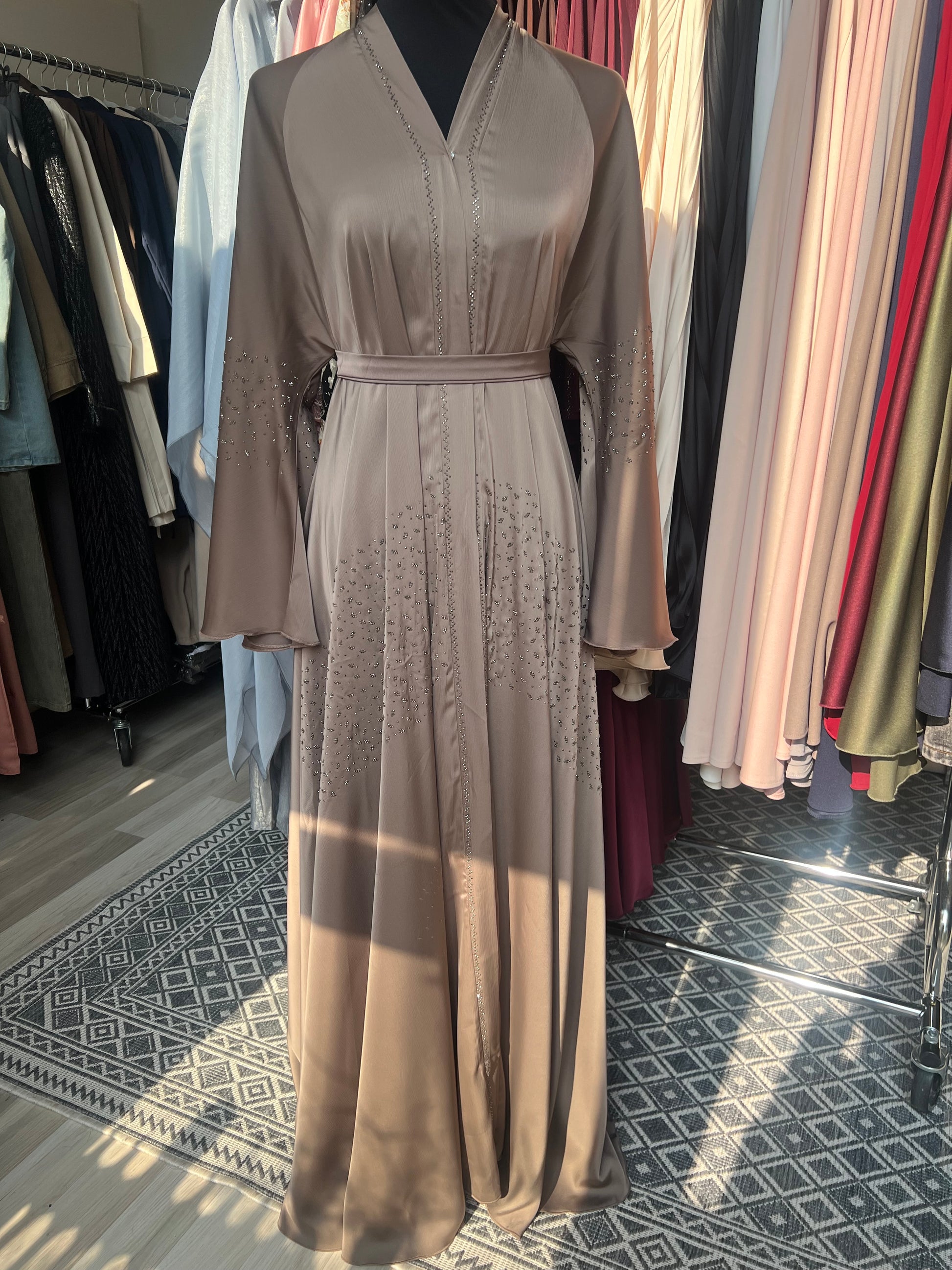 Taupe Abaya Naima mit Strassdetails und Gürtel