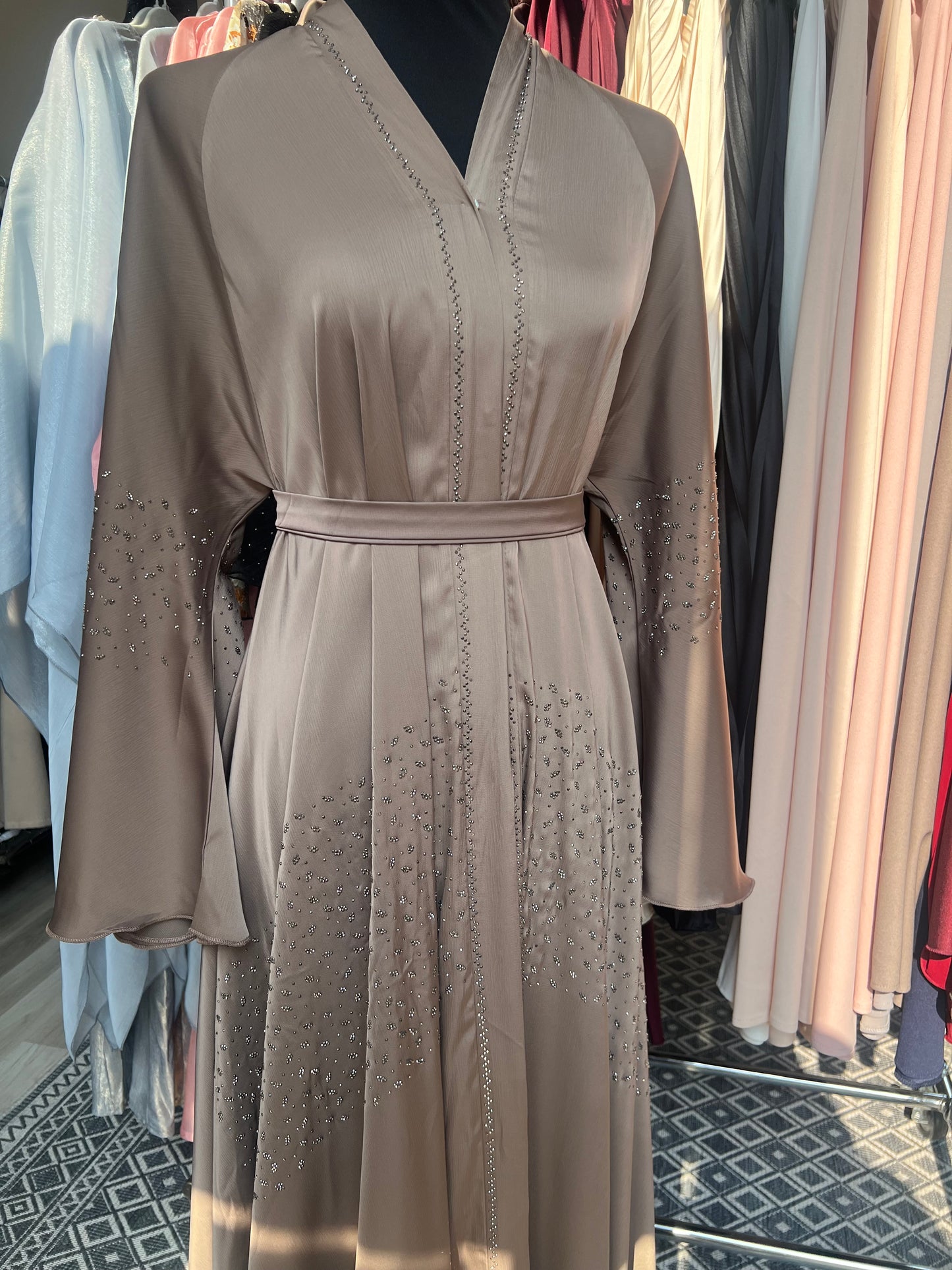 Ramadan Abaya taupe mit fließender A-Linie und Hijab