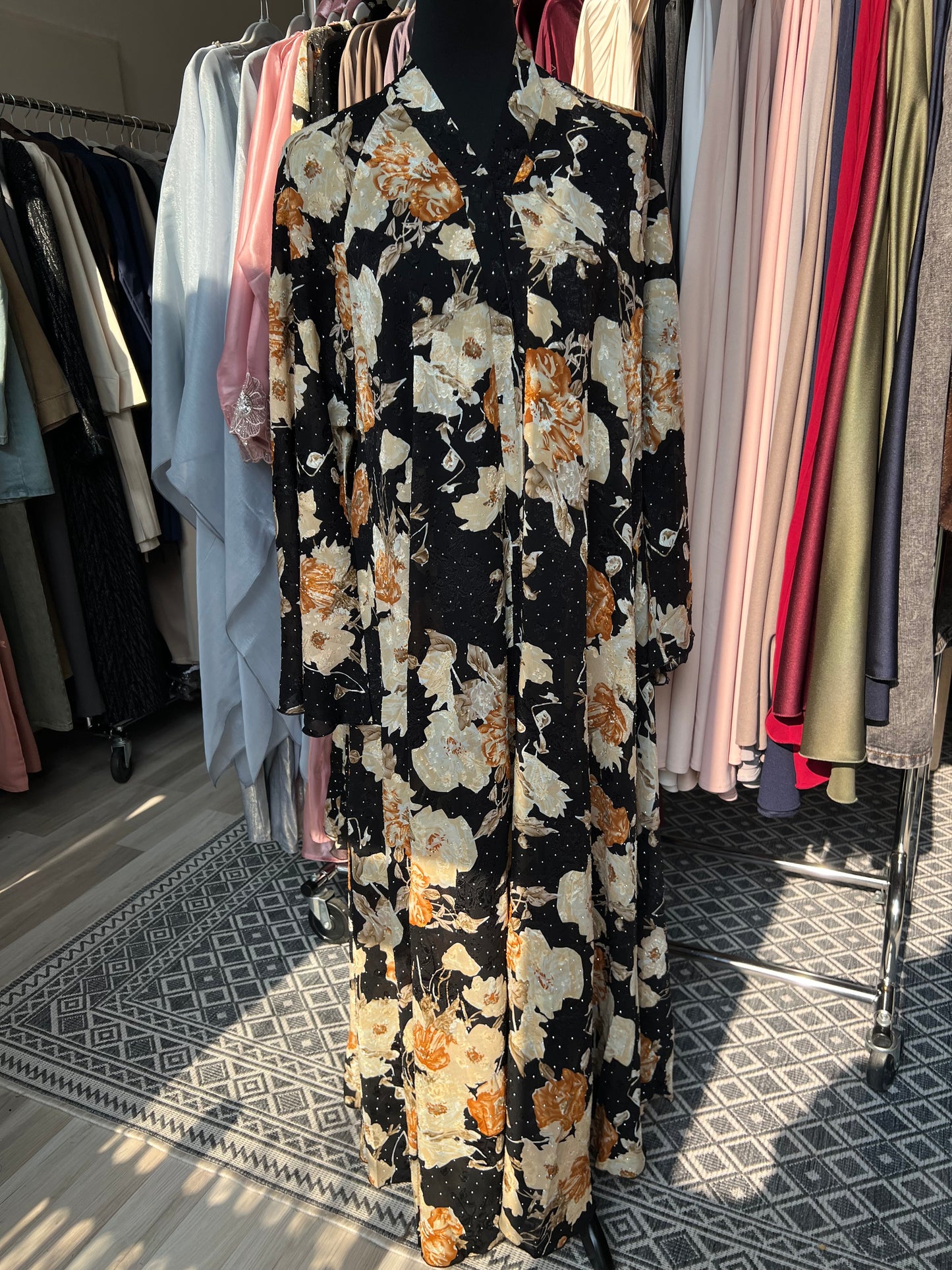 Abaya aus Dubai schwarz mit floralem Design