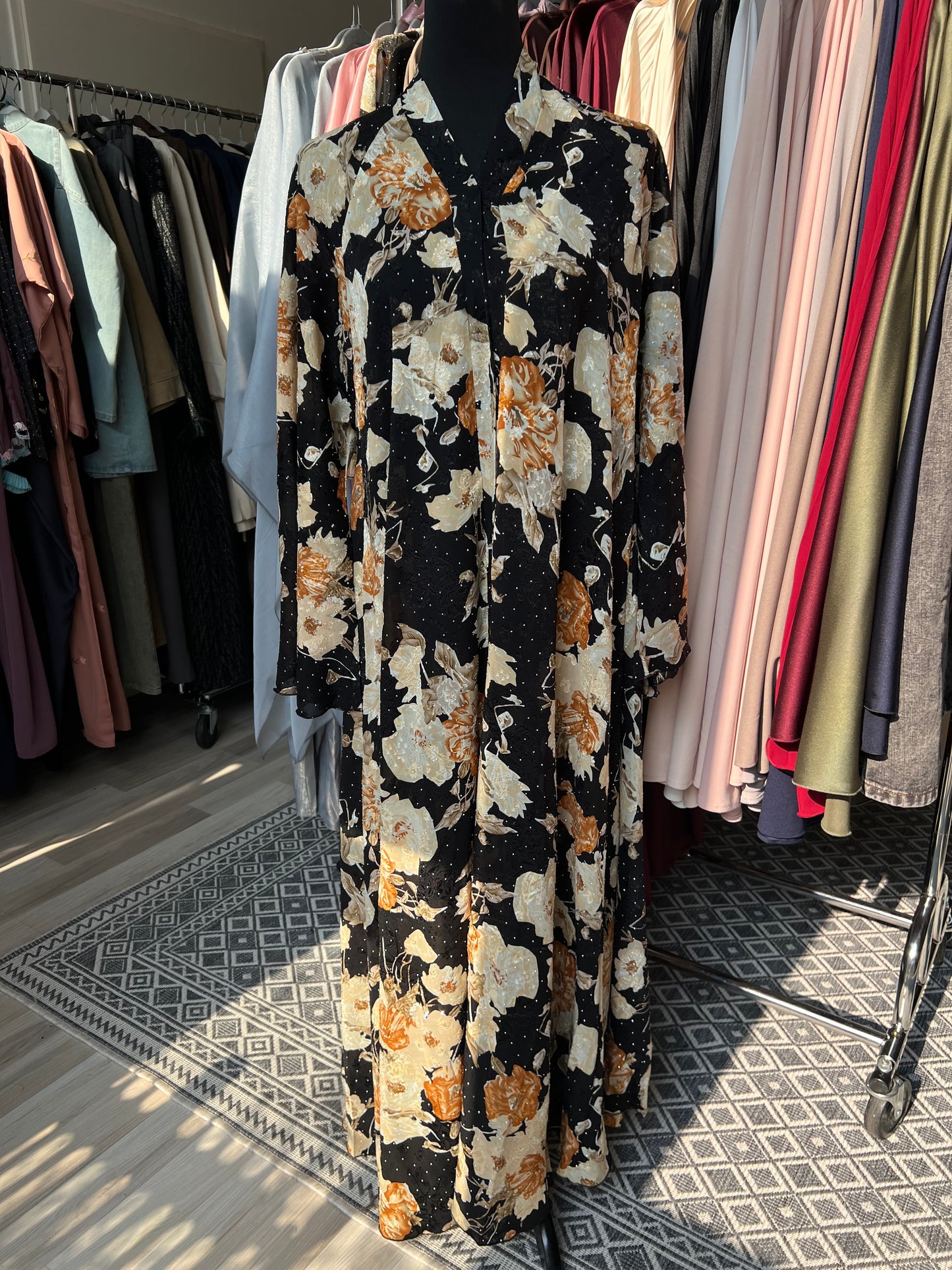 Modest Fashion Kimono Abaya mit floralem Muster und Gürtel