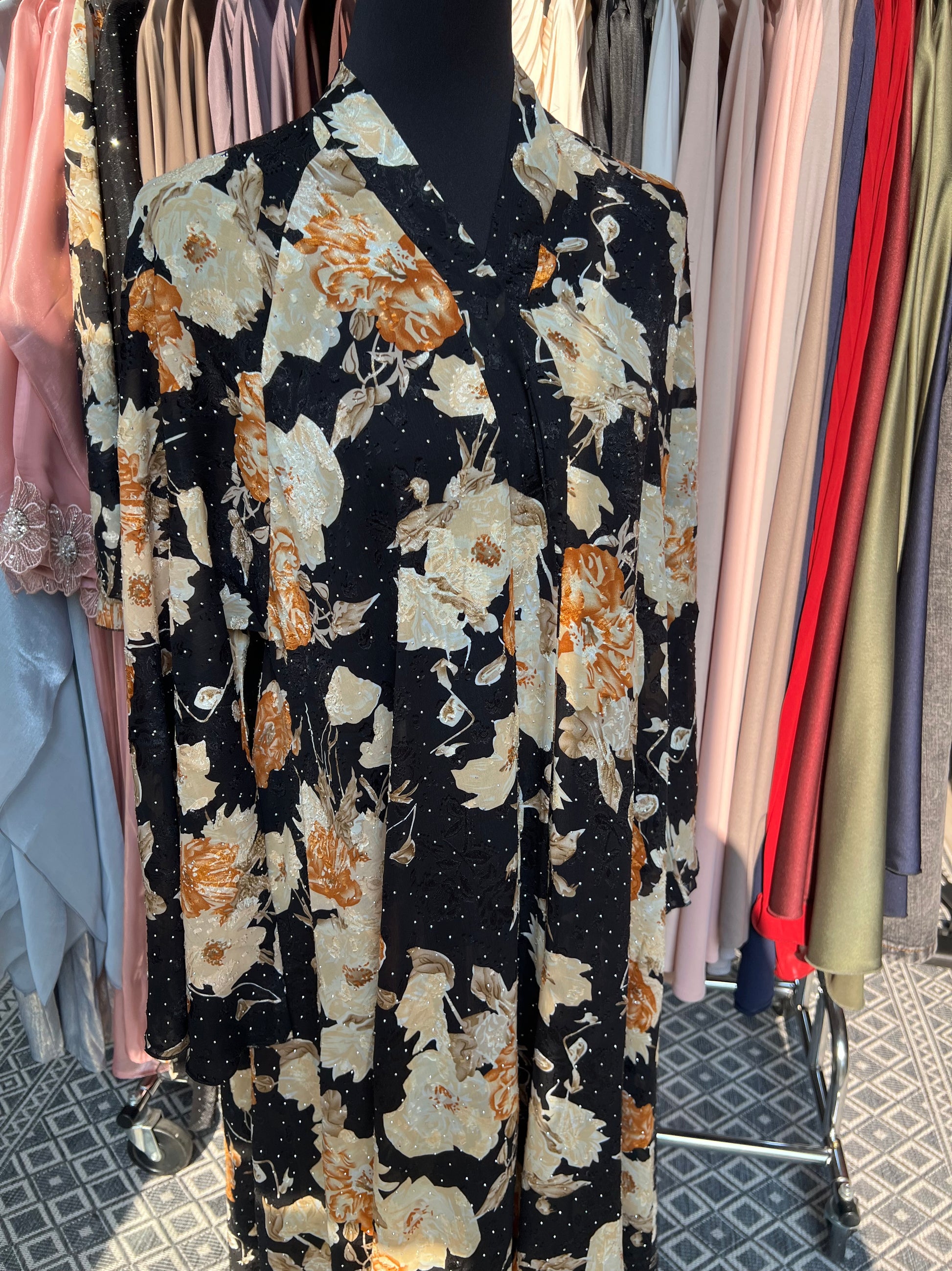 Florale Abaya Samira schwarz mit Blumenmuster und Hijab