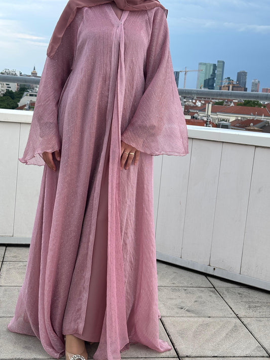 Abaya Sheyla in Blossom Rose – Frontansicht mit sanftem Glitzer bei Tageslicht